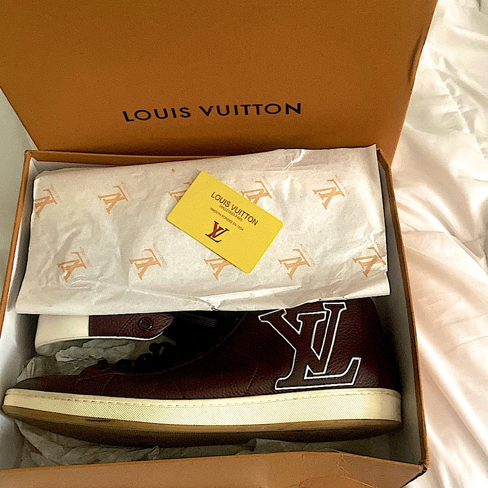 Hello Good People I’m selling a very nice pair Louis Vuitton shoe.